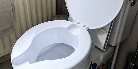 am-buying-guide-chronic-care-conditions-home-aids-choosing-a-toilet-seat-risers-1